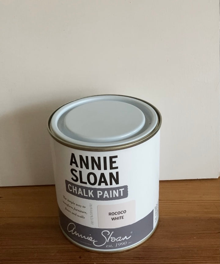 500ml Rococo White Chalk Paint® by Annie Sloan, perfect for achieving vintage or modern styles in any room.