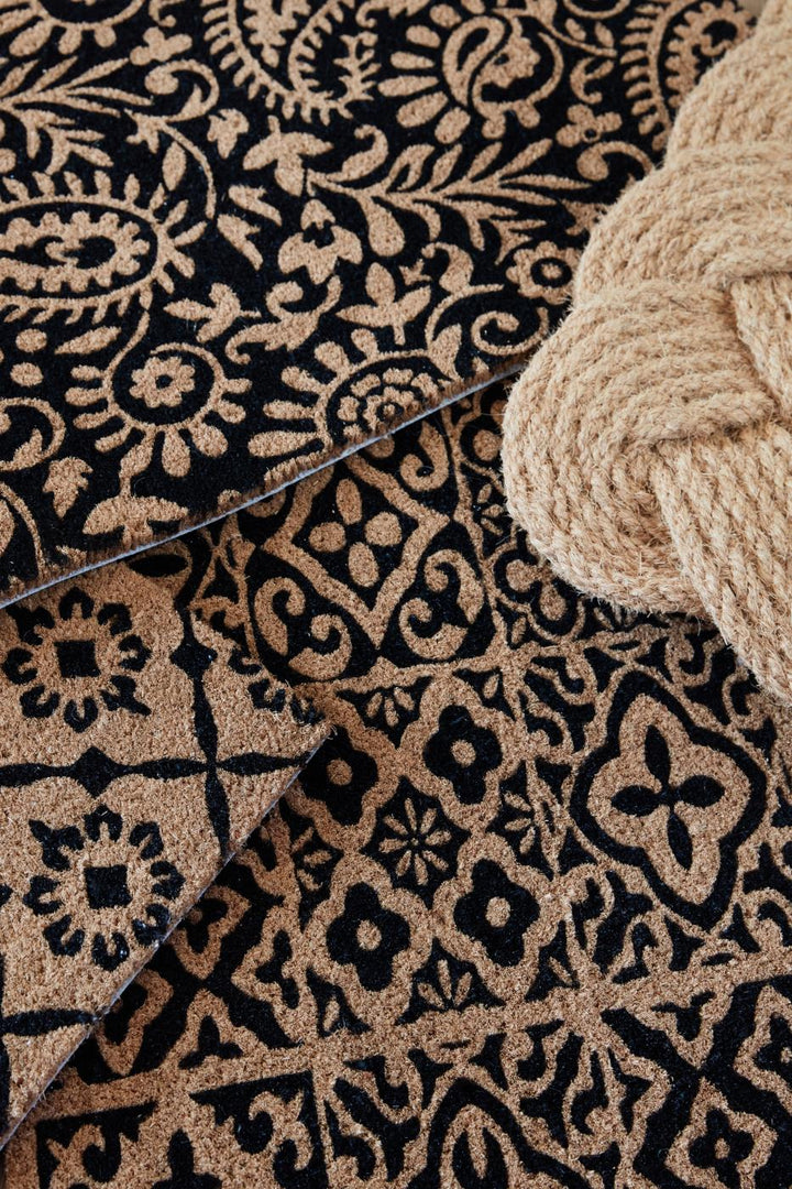 Natural jute rug in Paisley deisgn