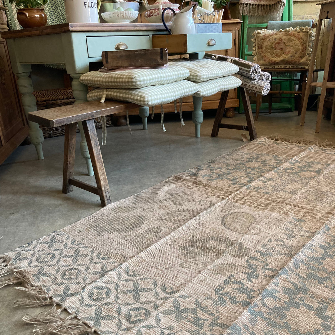 Jute and recycled plastic bottles rug with paisley design